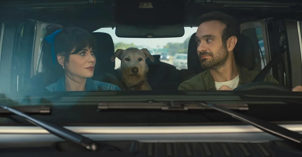 Чарли Кокс и Зои Дешанель в декабрьской романтической комедии «Мерв»